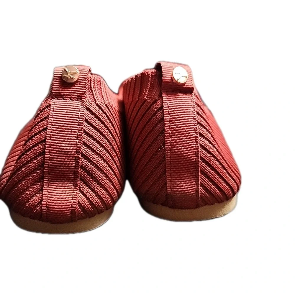 Danskin Wish‎ Women's Size 8.5 Burgundy Knit Loafers Flat Shoes Red Fall Comfort